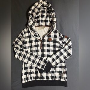 Wanakome Black and White Geometric Apparel